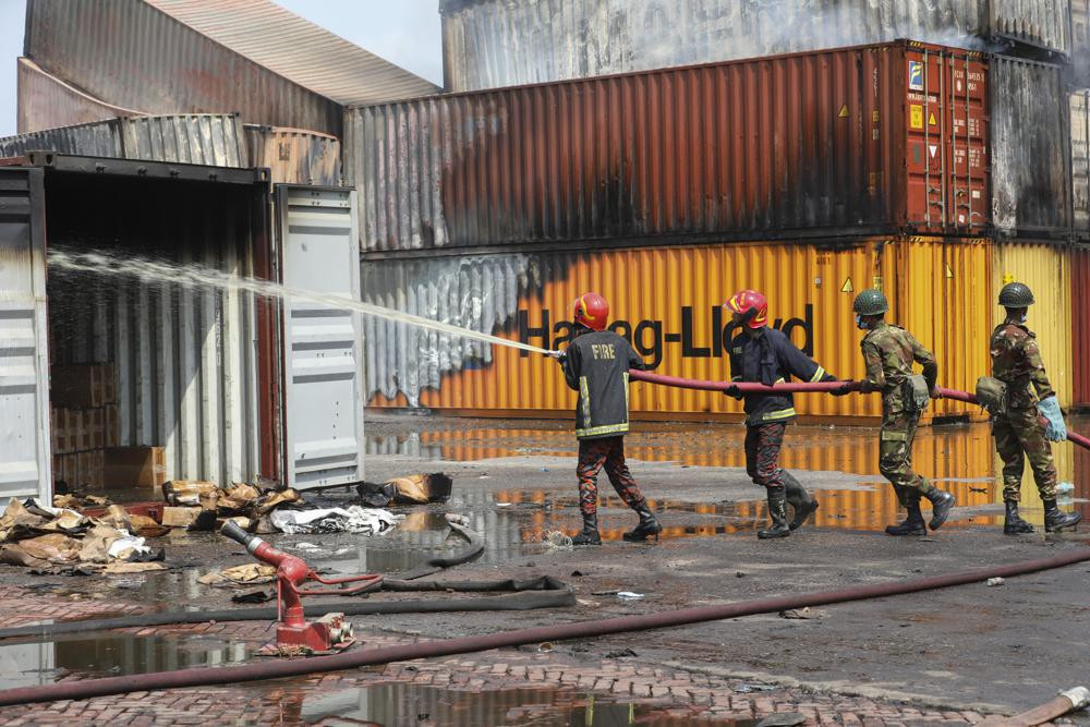 Các nhân viên cứu hỏa cố gắng dập tắt ngọn lửa tại Kho container nội địa BM. Ảnh: AP.