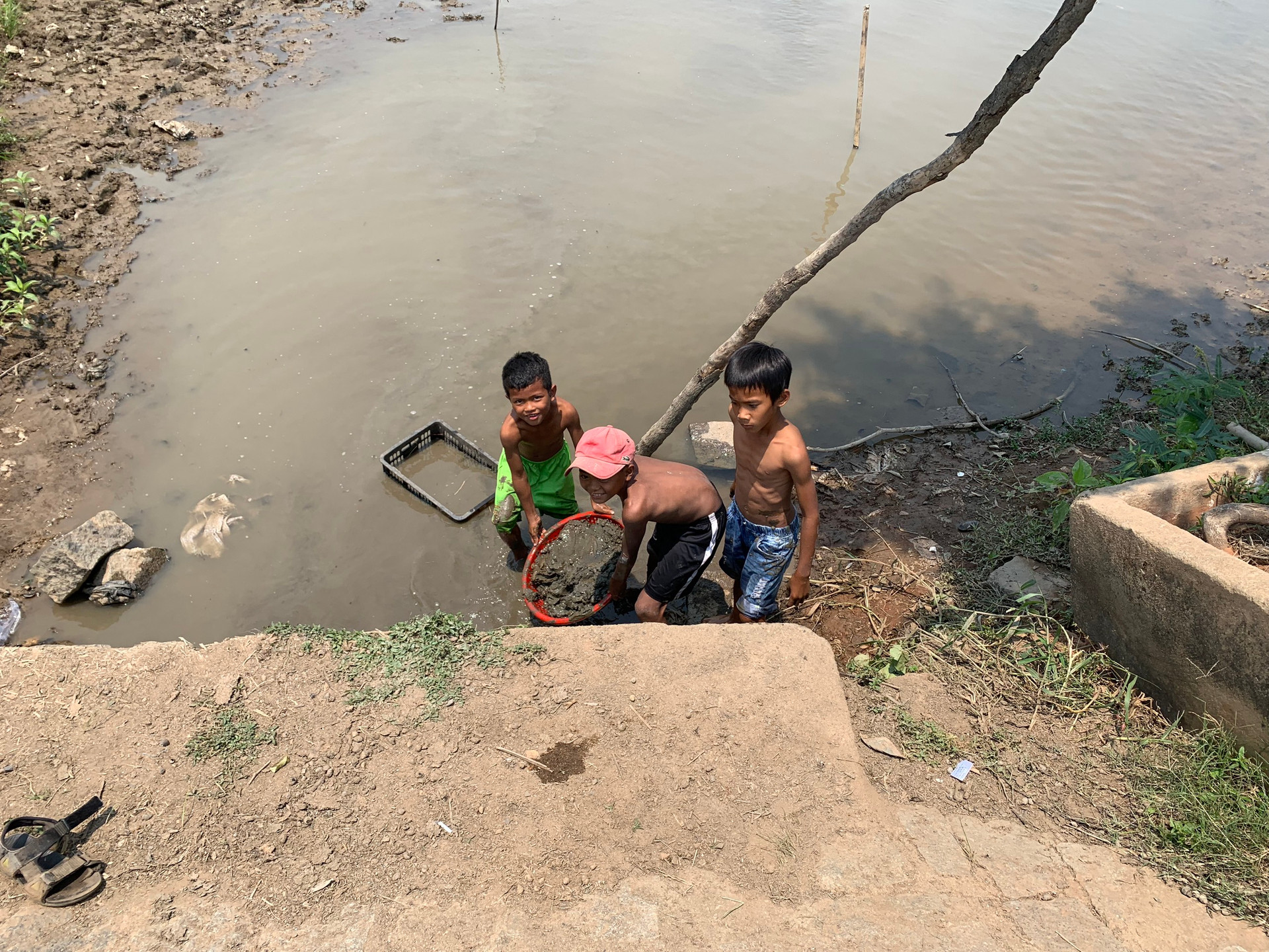 Trẻ em vùng nông thôn vui chơi tại khu vực sông nước tiềm ẩn nguy hiểm.