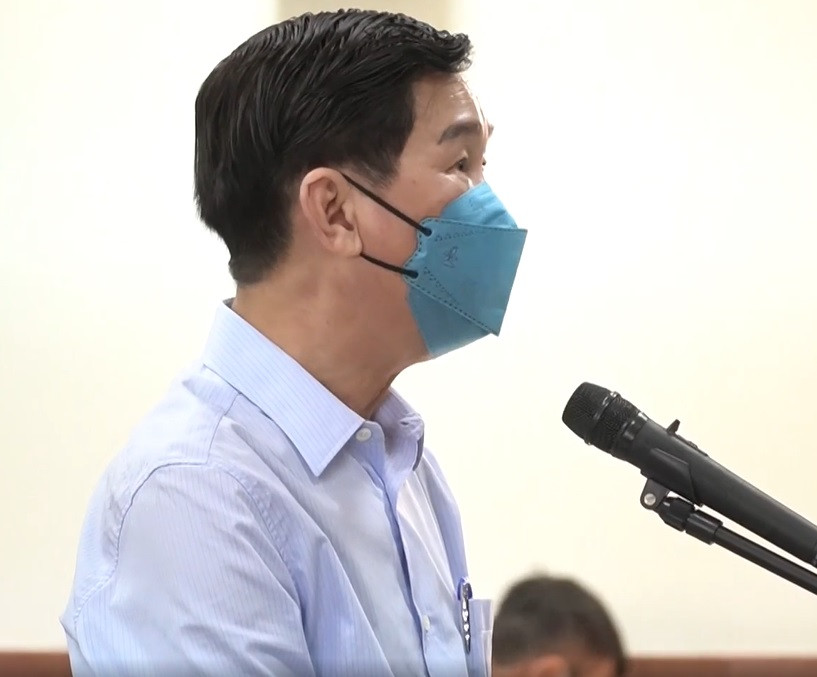 Cựu Phó Chủ tịch UBND TP HCM Trần Vĩnh Tuyến trả lời thẩm vấn tại tòa phúc thẩm.