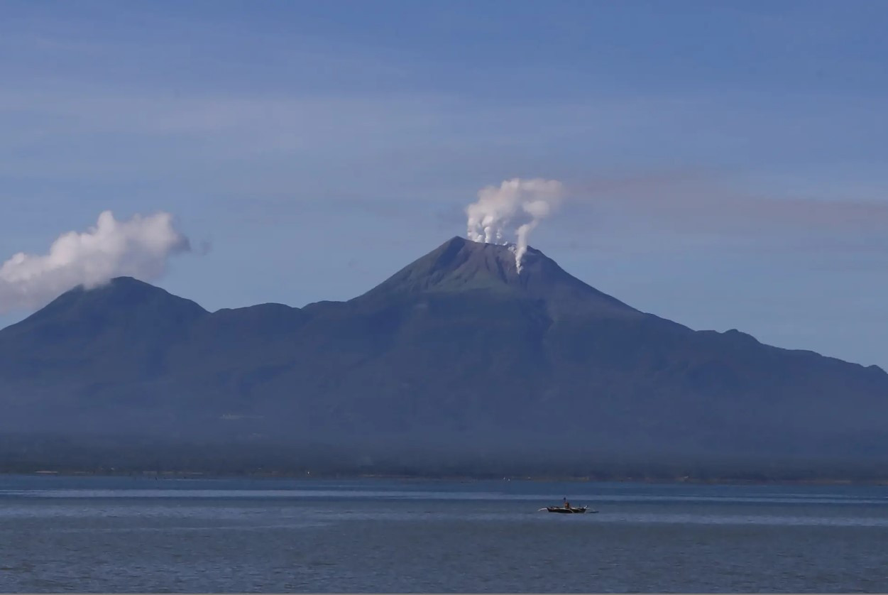 Những làn khói bốc lên từ núi lửa Bulusan. Ảnh: Getty Images.