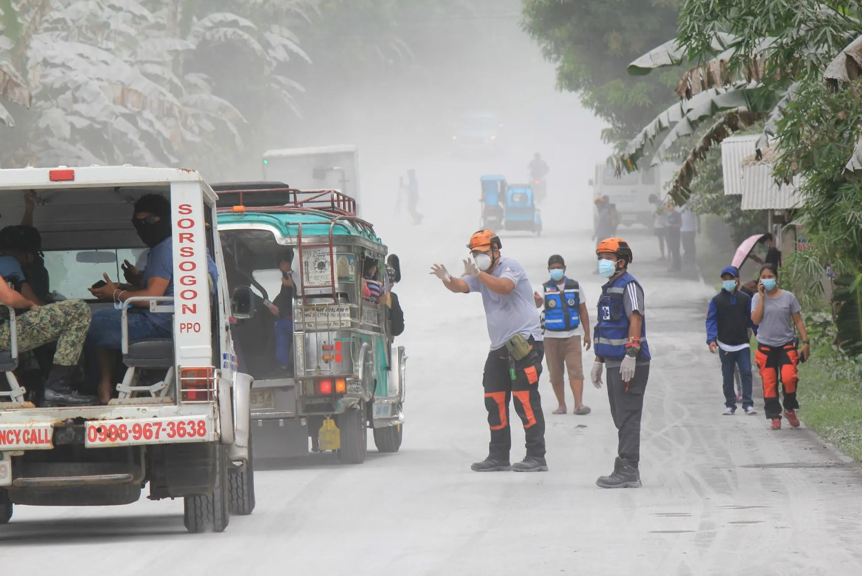 Cán bộ quản lý giảm nhẹ rủi ro thiên tai của tỉnh hướng dẫn các phương tiện đi qua thị trấn Juban ở tỉnh Sorsogon. Ảnh: Getty Images.