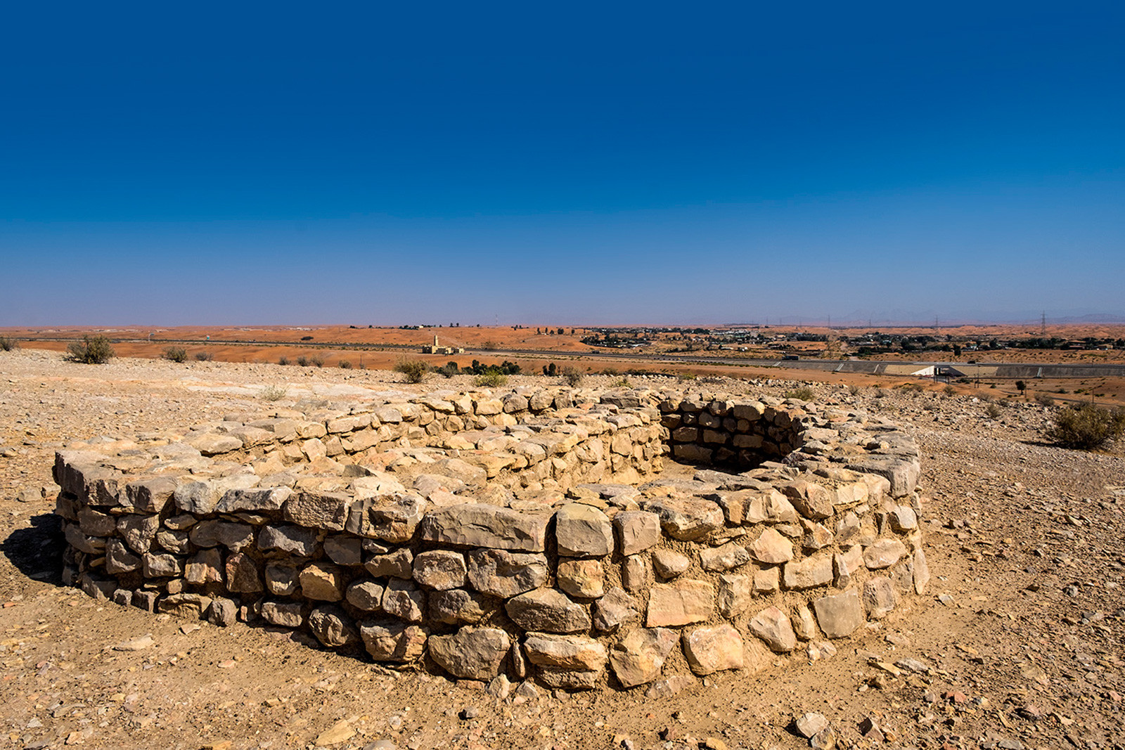 Bidaa Bint Saud: Những ngôi mộ ở đây có niên đại cách đây 5.000 năm. Ảnh: CNN.