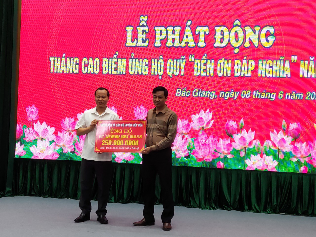 Ông Mai Sơn, Phó Chủ tịch Thường trực UBND tỉnh Bắc Giang tiếp nhận đăng ký ủng hộ. 