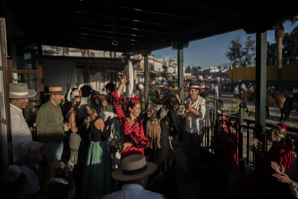 Những người hành hương hát và nhảy ở El Rocio, Almonte, Tây Ban Nha. Ảnh: AP.