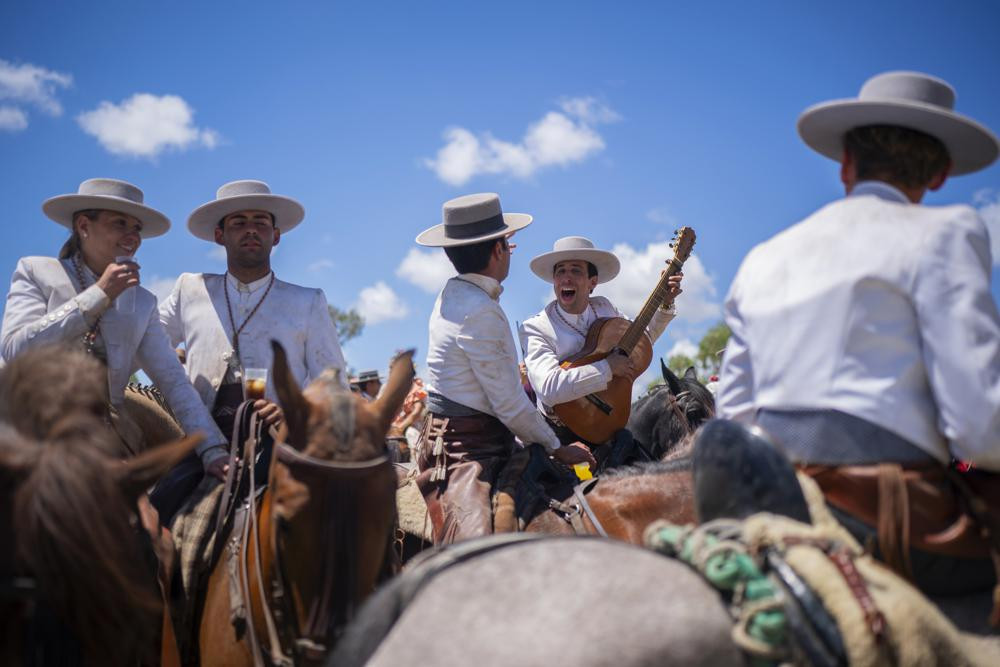 Những người hành hương cưỡi ngựa khi họ hát trên đường đến đền thờ El Rocio ở Villamanrique, Tây Ban Nha. Ảnh: AP.