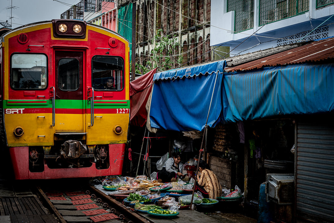 Chợ đường tàu Mae Klong ở tỉnh Samut Songkhram. Ảnh: AFP.