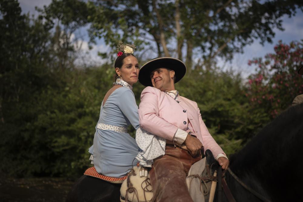 Những người hành hương cưỡi ngựa trên đường đến đền thờ El Rocio ở Almonte, Tây Ban Nha. Ảnh: AP.