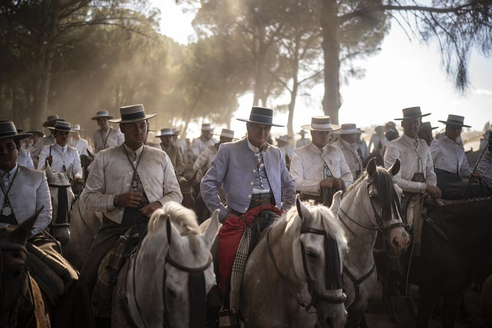 Những người hành hương cưỡi ngựa trong Công viên Quốc gia Donana trên đường đến đền thờ El Rocio ở Almonte, Tây Ban Nha. Ảnh: AP.