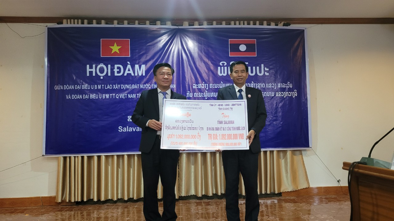 Ban Thường trực Ủy ban MTTQ Việt Nam tỉnh Quảng Trị trao tiền đồng hỗ trợ tỉnh Salavan.
