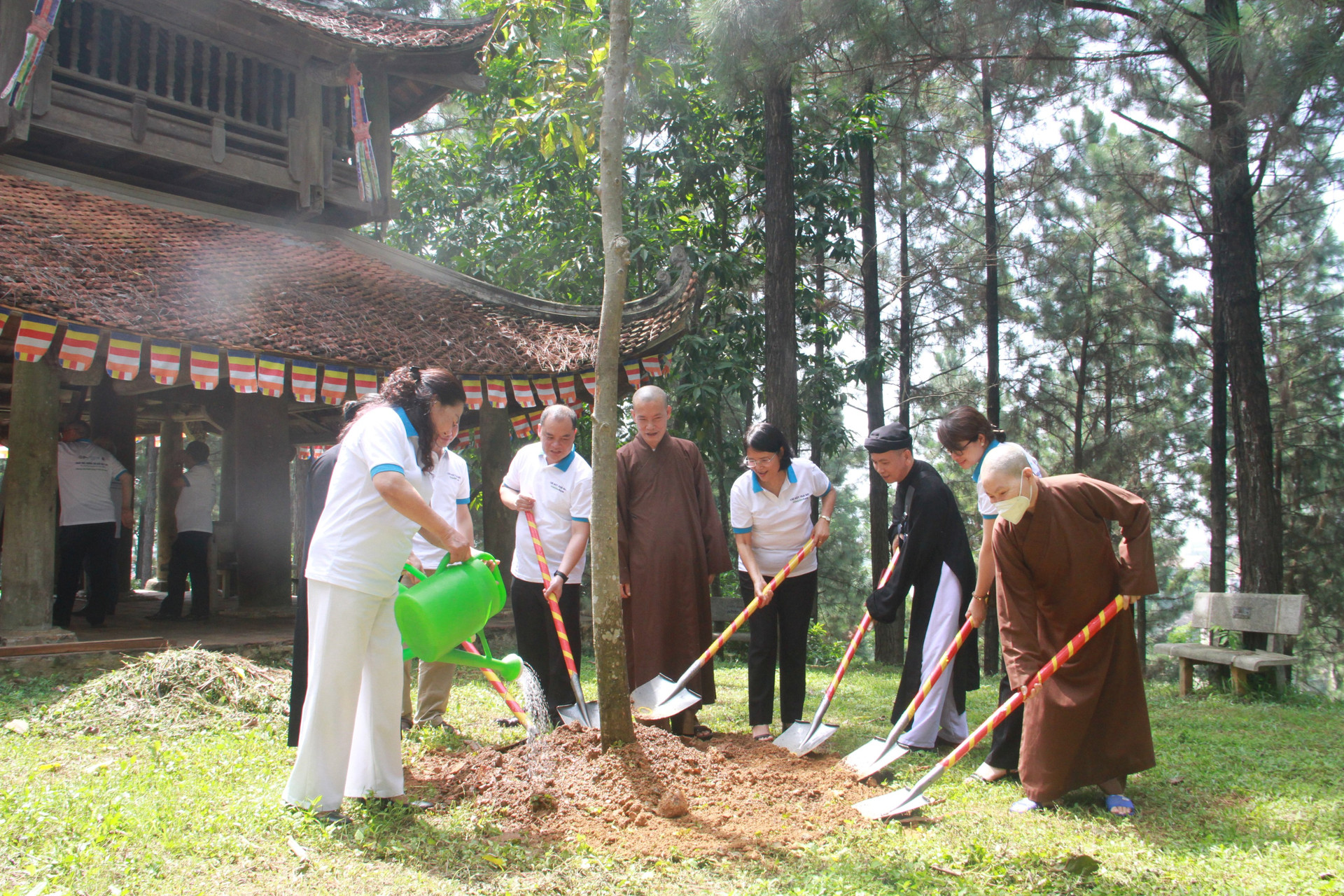 Các tổ chức tôn giáo cùng tham gia trồng cây bảo vệ môi trường. 