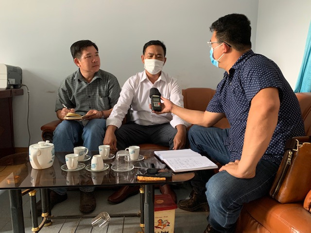 Ông Vũ Văn Quảng, Phó Chủ tịch Ủy ban nhân dân xã Ya Tờ Mốt (người ngồi giữa) làm việc với phóng viên  về vụ phá rừng nghiêm trọng này.