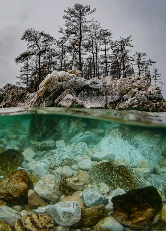 Nước hồ Baikal trong vắt. Ảnh: The Guardian.