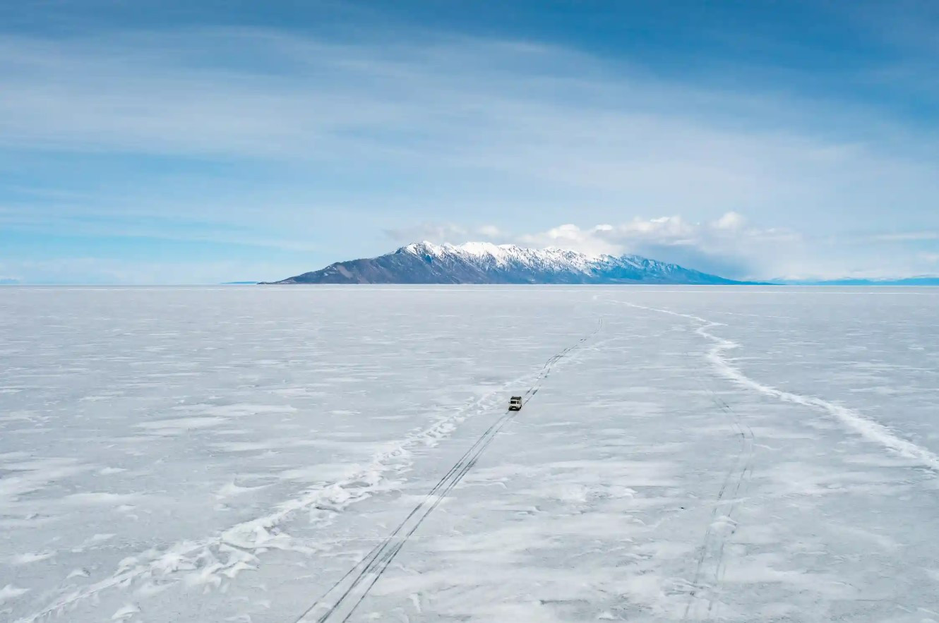 Lái xe qua vùng băng rộng lớn của Hồ Baikal. Ảnh: The Guardian.