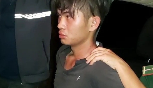 Lực lượng chức năng bắt quả tang Đặng Quang Huy có hành vi vận chuyển ma túy tổng hợp.