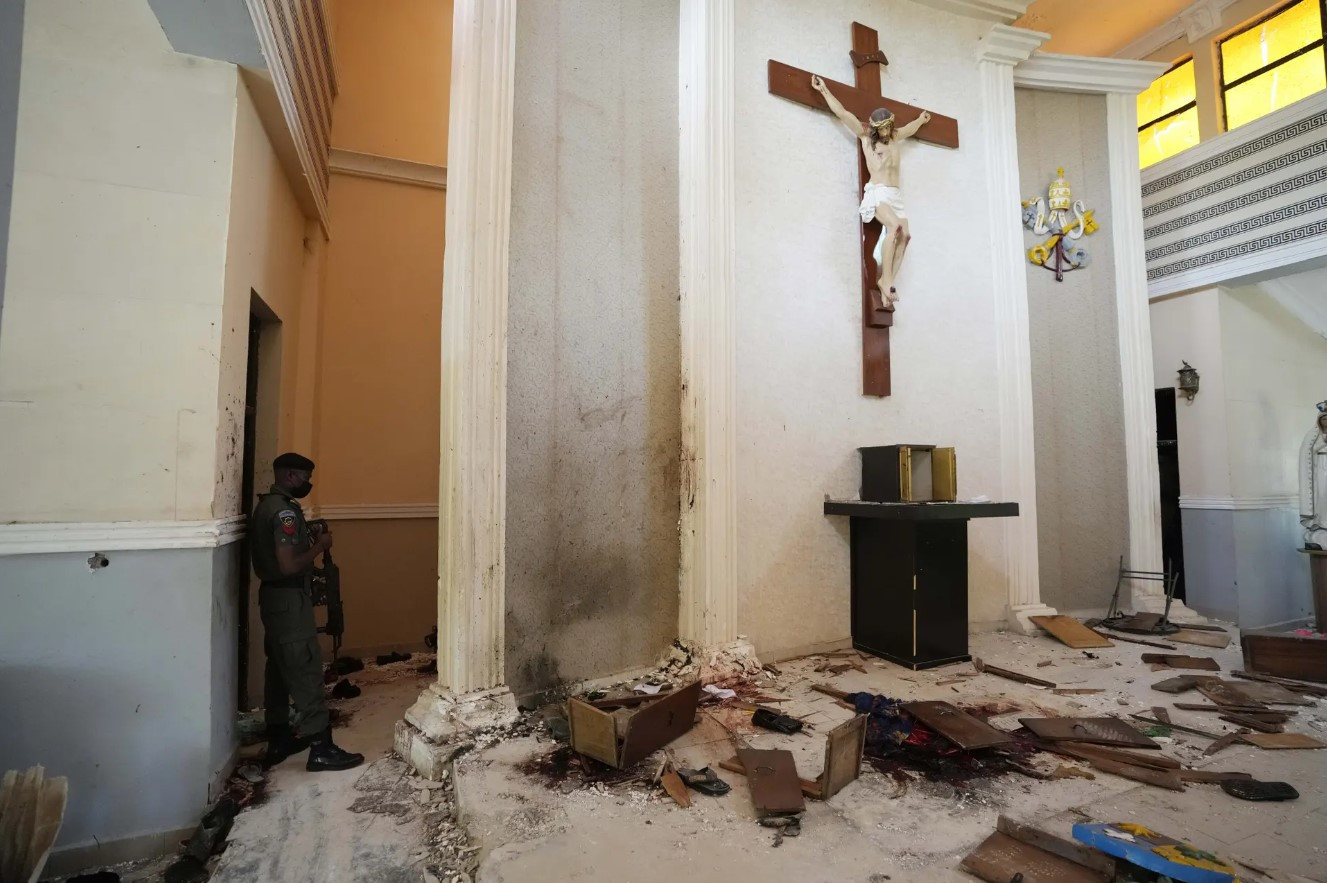 Một sĩ quan cảnh sát đứng gác bên trong nhà thờ Công giáo St Francis một ngày sau một vụ tấn công giết chết hơn 50 người. Ảnh: AP.