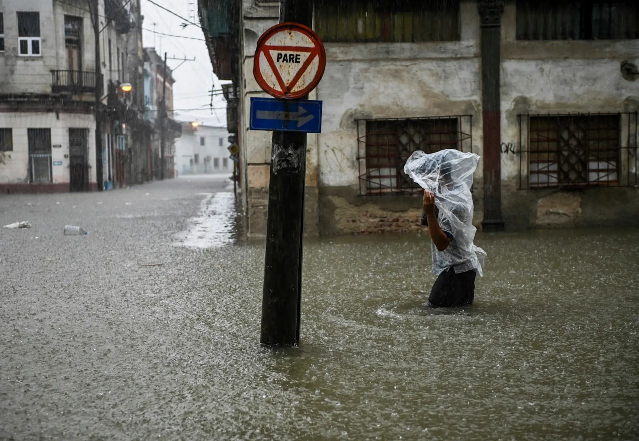 Một người đàn ông lội dọc con phố ngập lụt. Hậu quả của cơn bão Agatha đang gây ra những trận mưa dữ dội và dai dẳng ở các tỉnh miền Tây và miền Trung của Cuba. Ảnh: Getty Images.