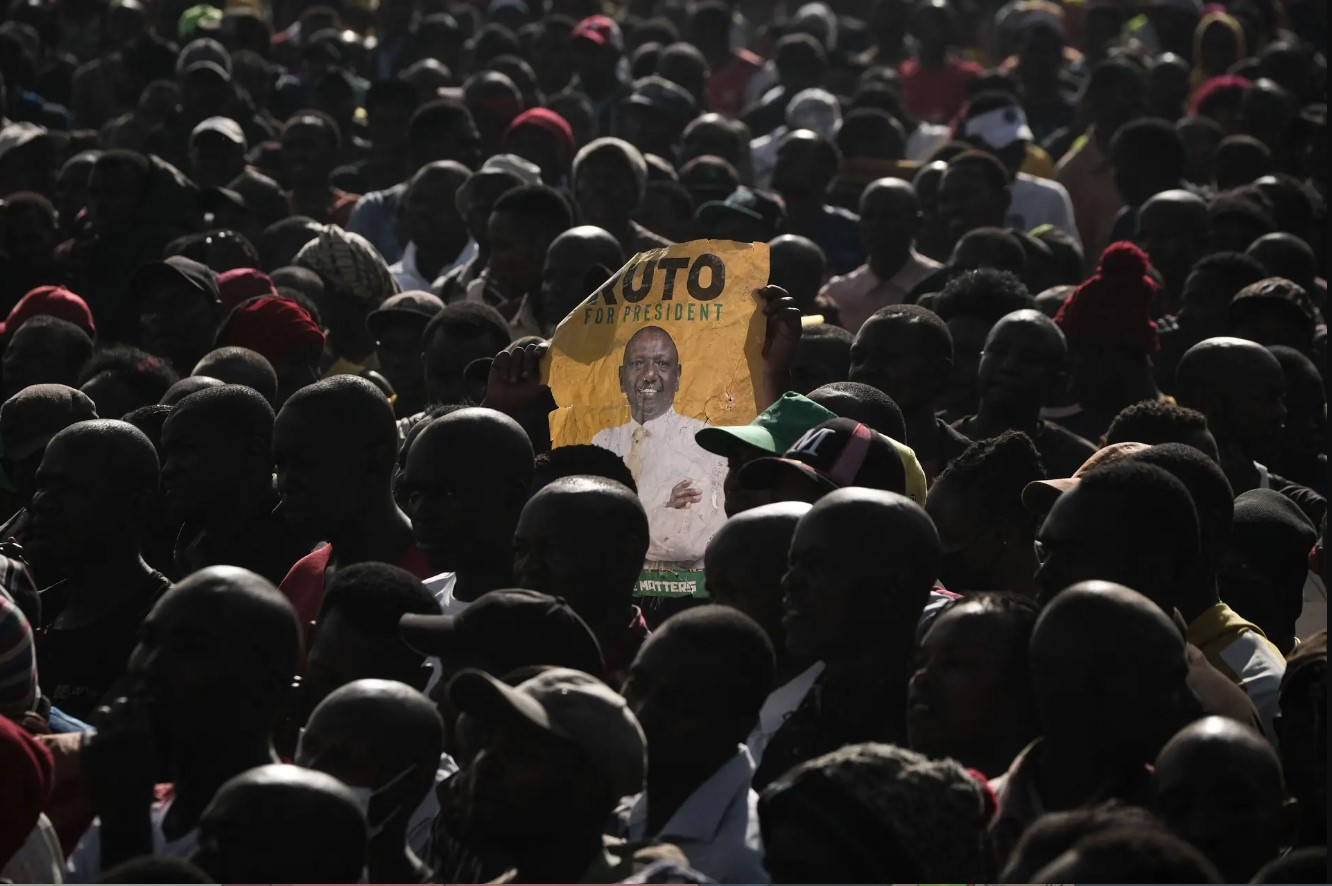 Một người ủng hộ cầm tấm áp phích của phó tổng thống Kenya, William Ruto, trong cuộc biểu tình đầu tiên sau khi ông được Đảng UDA đề cử làm ứng cử viên cho chức tổng thống. Ảnh: Getty Images.