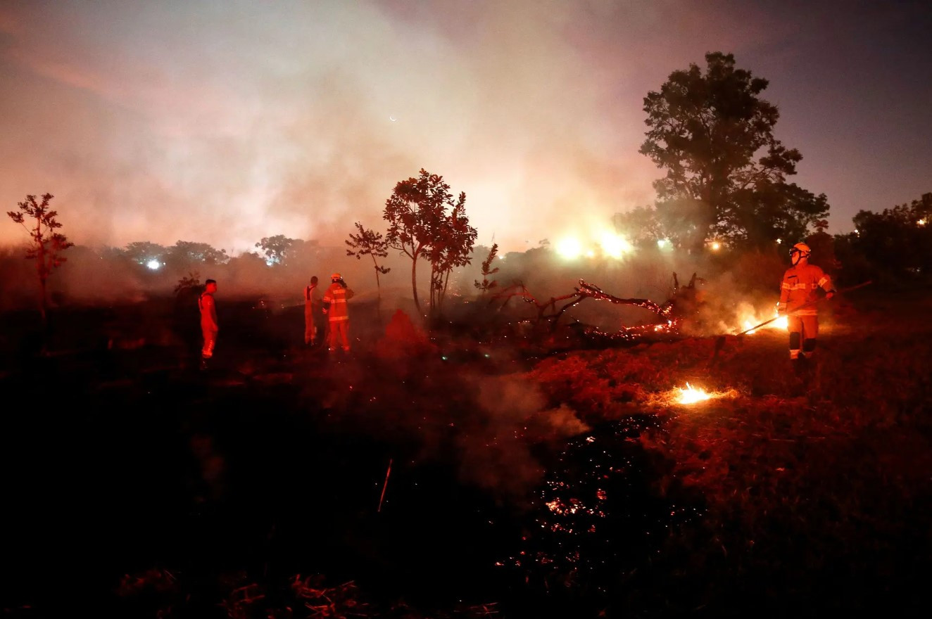 Lính cứu hỏa làm việc để dập tắt đám cháy rừng gần trung tâm thành phố Brasília. Ảnh: Reuters.