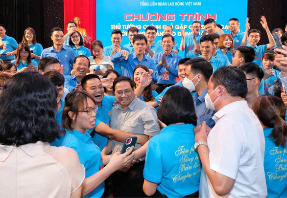 Thủ tướng Chính phủ Phạm Minh Chính chụp ảnh lưu niệm với công nhân.