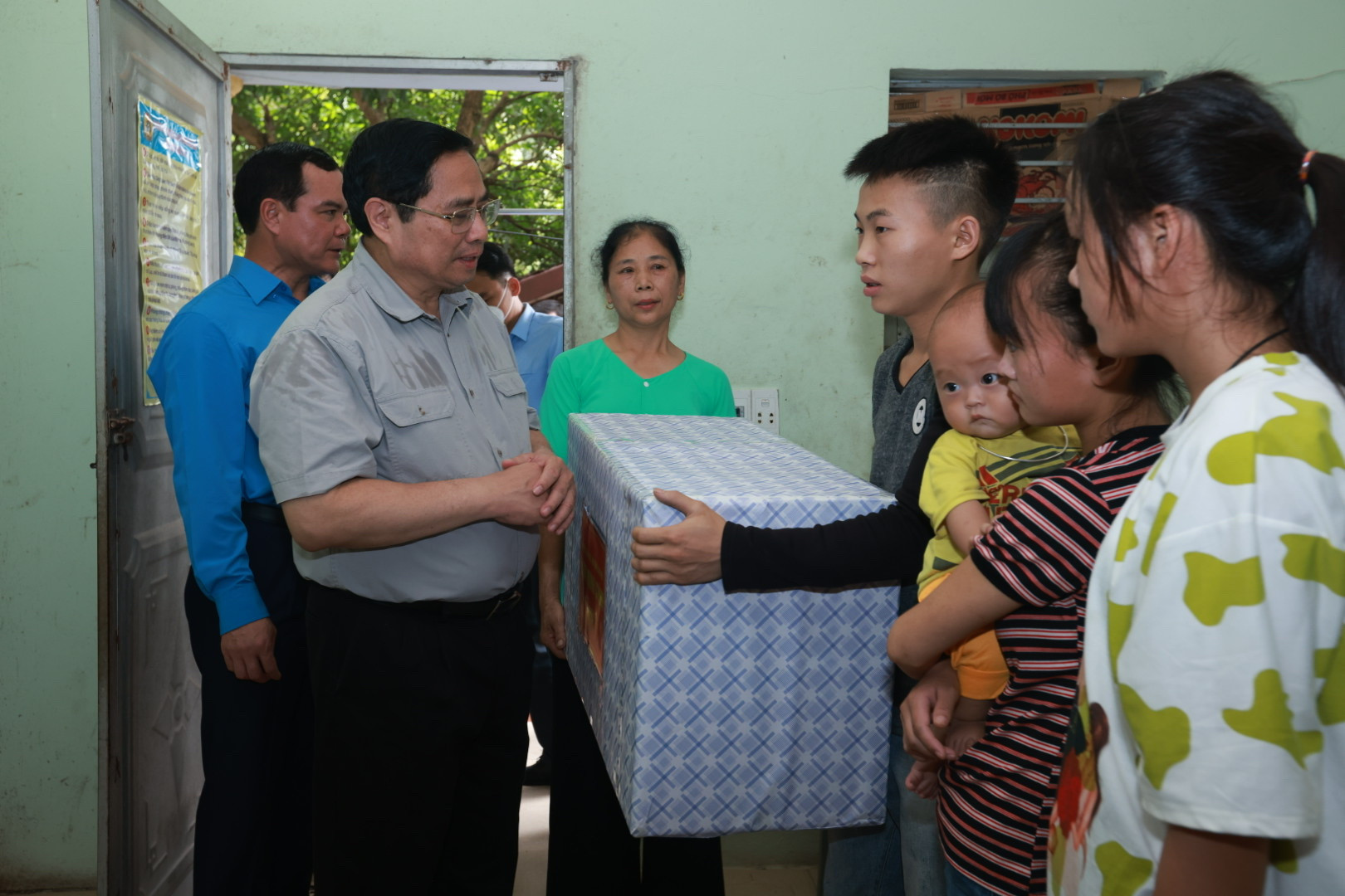 Thủ tướng Phạm Minh Chính đi thăm hỏi, tặng quà cho công nhân lao động. 