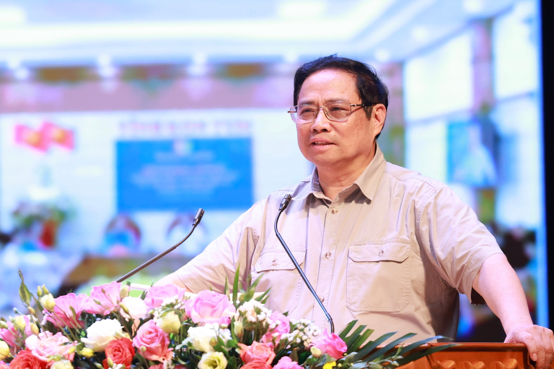 Thủ tướng Phạm Minh Chính phát biểu tại buổi gặp gỡ, đối thoại với công nhân tại điểm cầu Bắc Giang. 