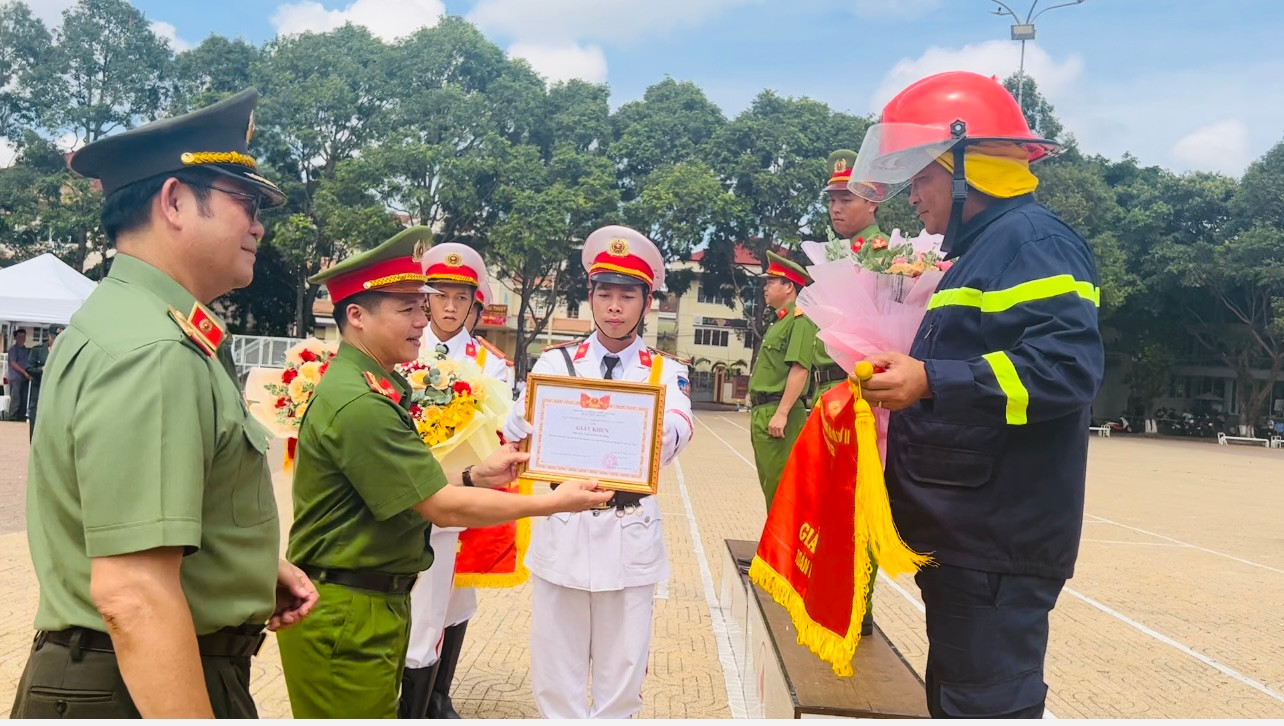 Đại tá Nguyễn Minh Khương, Phó cục trưởng Cục Phòng cháy, chữa cháy và Cứu nạn, cứu hộ tặng hoa và giấy khen cho...