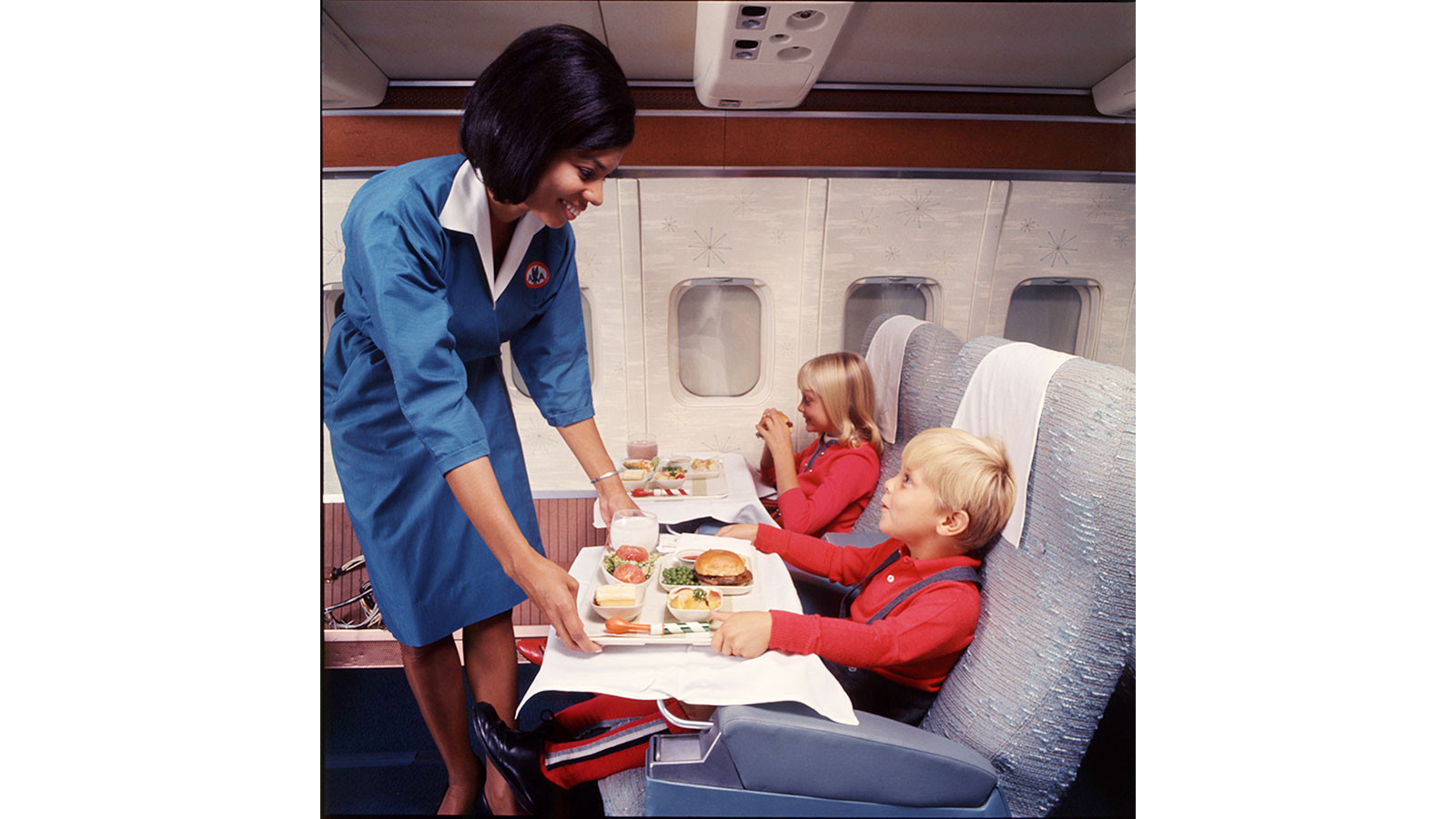 Thực đơn trên chuyến bay của American Airlines bao gồm các lựa chọn bánh mì kẹp thịt cho trẻ em. Ảnh: CNN.