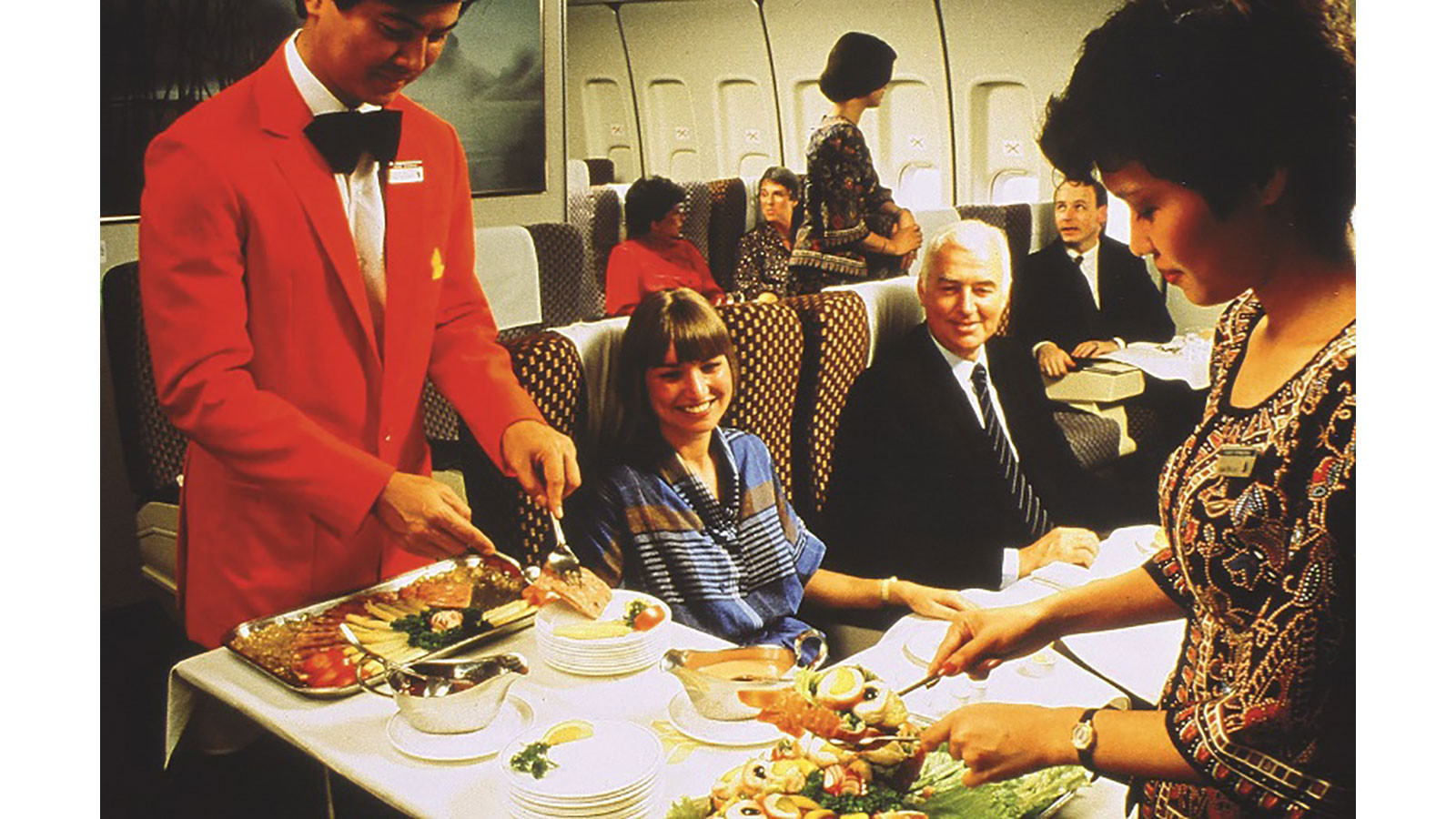 Vào những năm 1970, các xe đẩy của Singapore Airlines đầy ắp những đĩa salad và món khai vị, pho mát và các món tráng miệng phong phú. Ảnh: CNN.