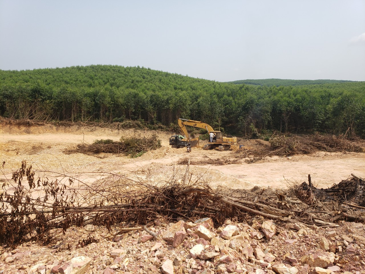 Lực lượng chức năng chưa thể đo đạc thực trạng cải tạo đất, hạ độ cao đối với đất nông nghiệp và sử dụng đất làm vật liệu san lấp công trình tại thôn Trường Xuân, xã Hải Trường.