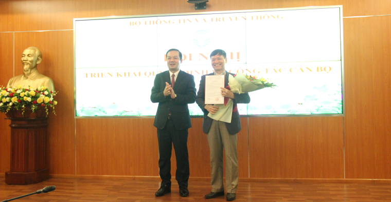 Thứ trưởng Bộ TT&TT Phạm Đức Long trao quyết định cho ông Trần Quang Cường(ảnh mic.gov.vn)