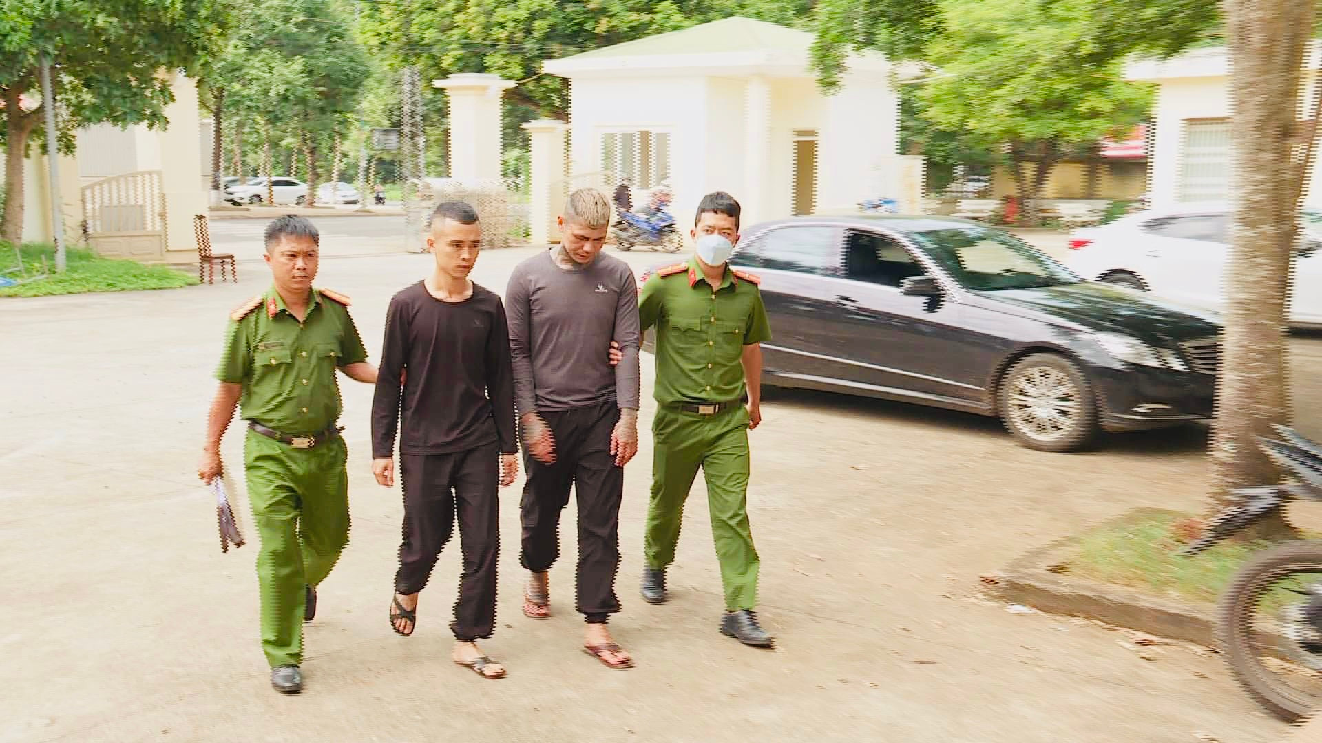 Công an TP Buôn Ma Thuột, (tỉnh Đắk Lắk), tạm giữ hình sự 2 đối tượng đánh chết người ở trước quán Bar.