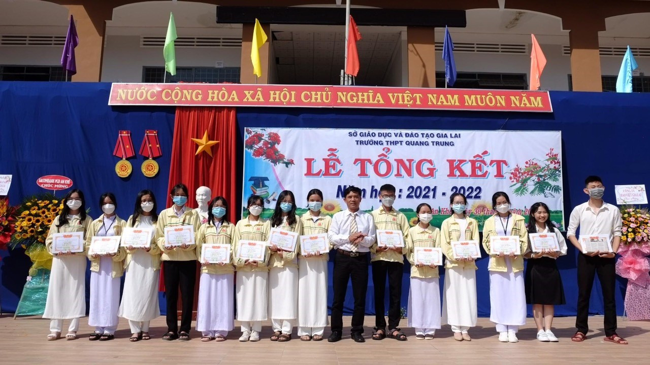 Thầy Đào Duy Lực, Hiệu trưởng Trường THPT Quang Trung trao phần thưởng cho học sinh đạt thành tích cao trong năm học 2021-2022.