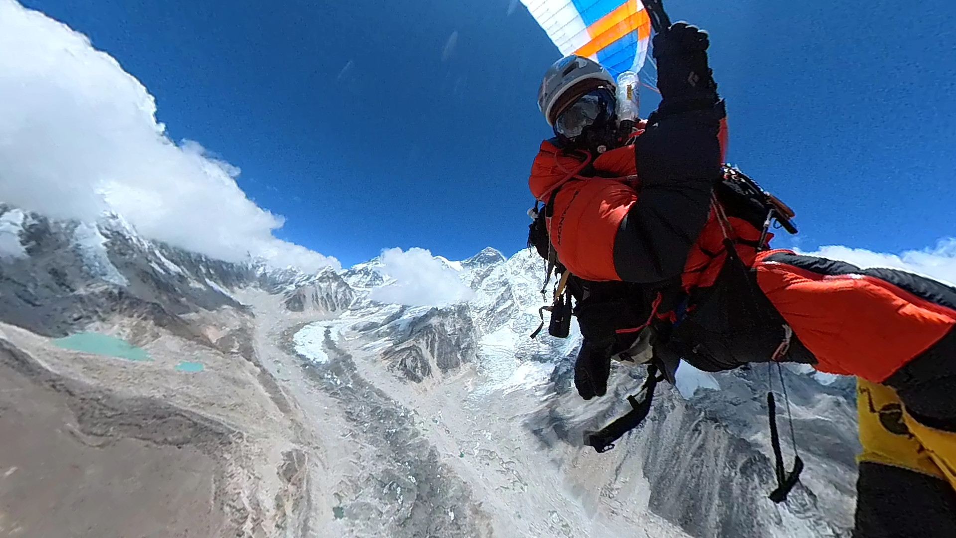 Người đàn ông Nam Phi này là người đầu tiên nhảy dù hợp pháp trên đỉnh Everest. Ảnh: CNN.