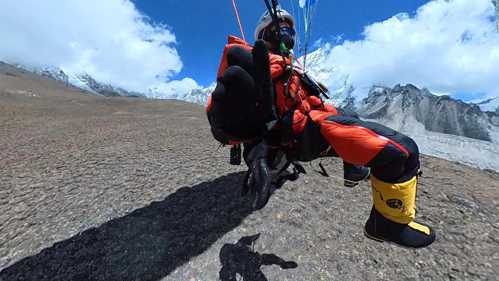 Carter, 55 tuổi, là người gốc Johannesburg, người đã bay từ 6 đỉnh núi cao nhất thế giới. Ảnh: CNN.