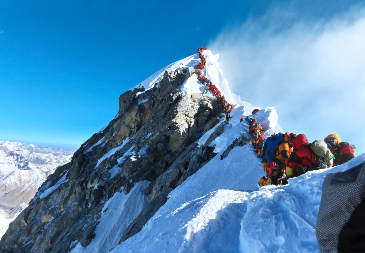 Du lịch Everest là một ngành mang lại nguồn lợi khổng lồ cho Nepal. Ảnh: CNN.