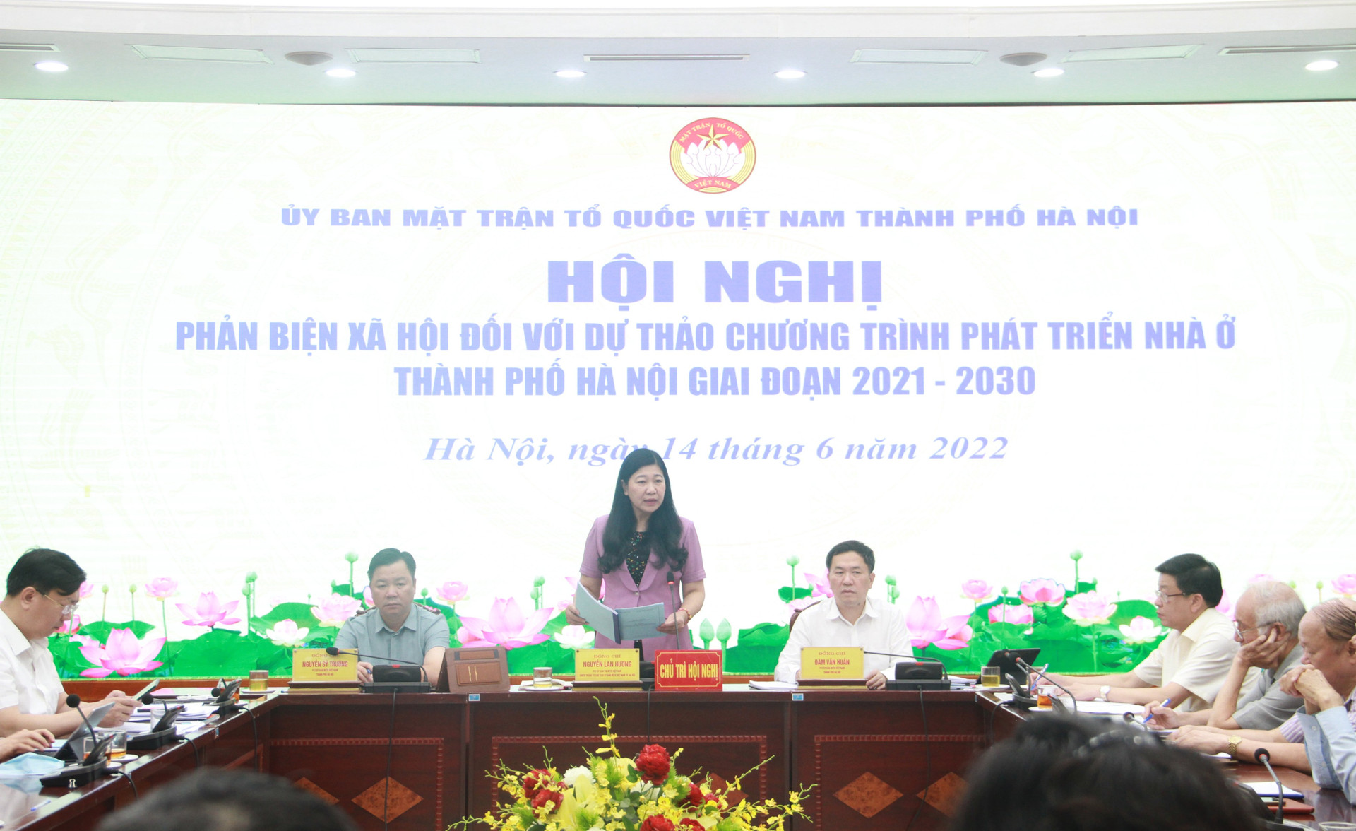 Bà Nguyễn Lan Hương, Chủ tịch Ủy ban MTTQ thành phố Hà Nội phát biểu tại hội nghị, 