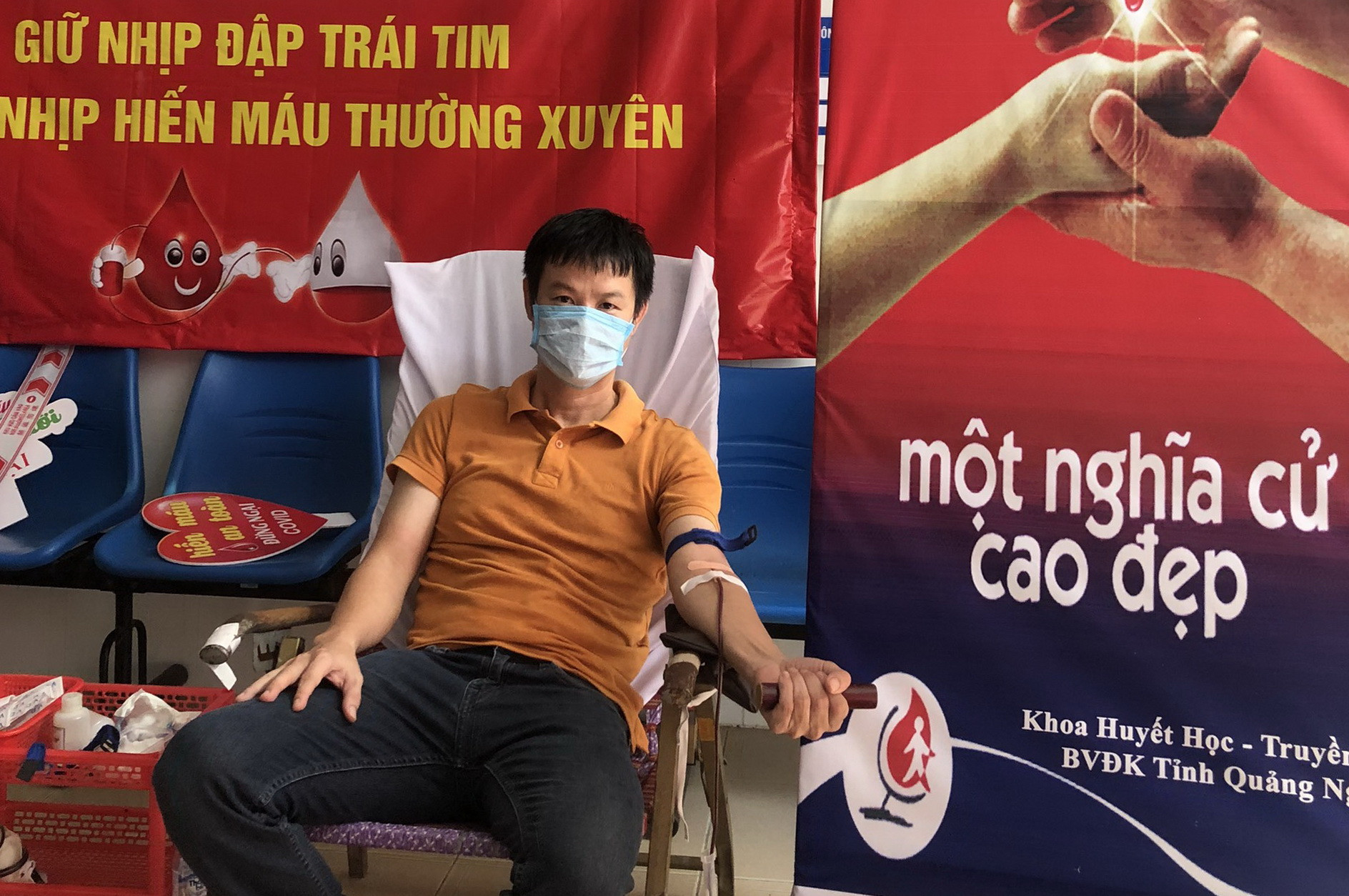 Anh Lê Quốc Cường, Ban CNTT – Tình nguyện viên Câu lạc bộ “Ngân hàng máu sống” BSR với nhóm máu hiếm AB tham gia hiến máu cứu người trong mùa dịch năm 2021.