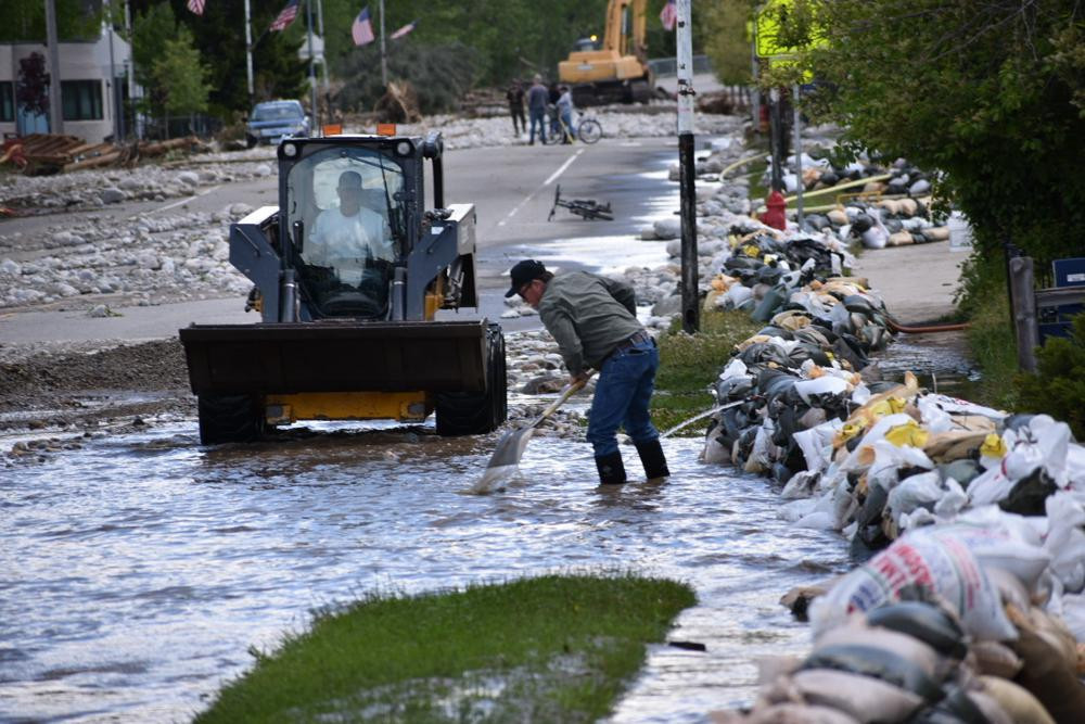 Các cư dân của Red Lodge, Montana đang dọn bùn, nước và các mảnh vụn khỏi đường phố chính của thành phố. Ảnh: AP.