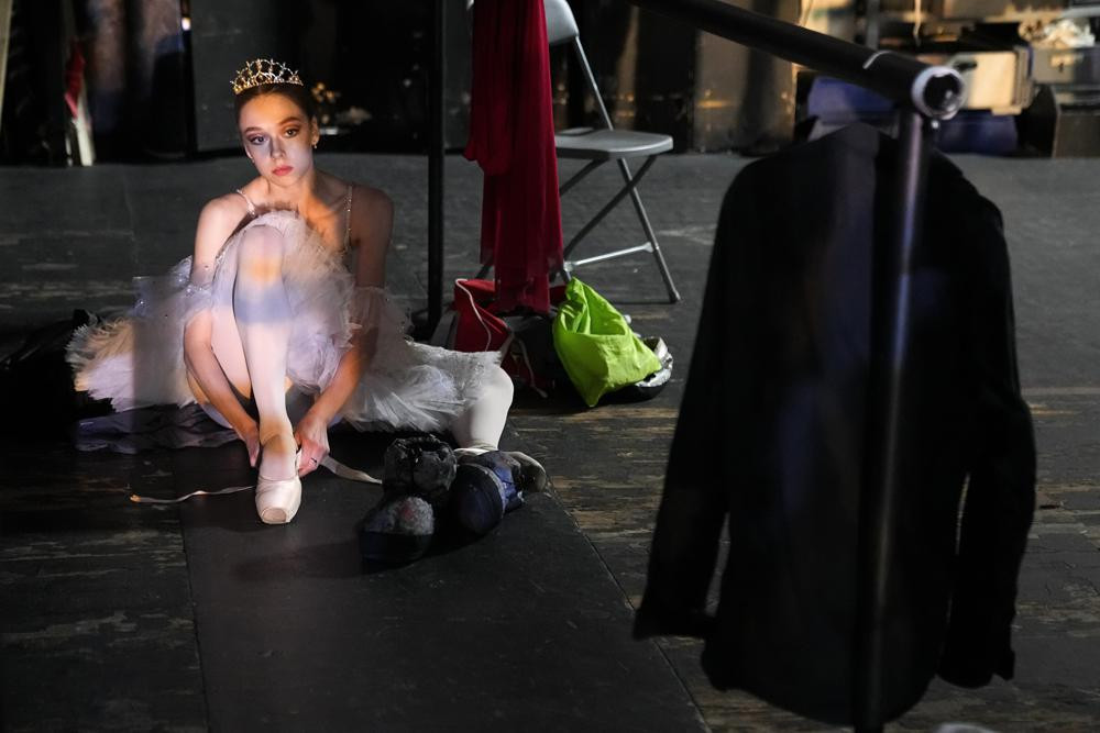 Một người tham gia Cuộc thi Ballet Quốc tế lần thứ 14 đang chuẩn bị ở hậu trường trước khi biểu diễn tại Sân khấu Mới của Nhà hát Bolshoi ở Moscow, Nga. Ảnh: AP.