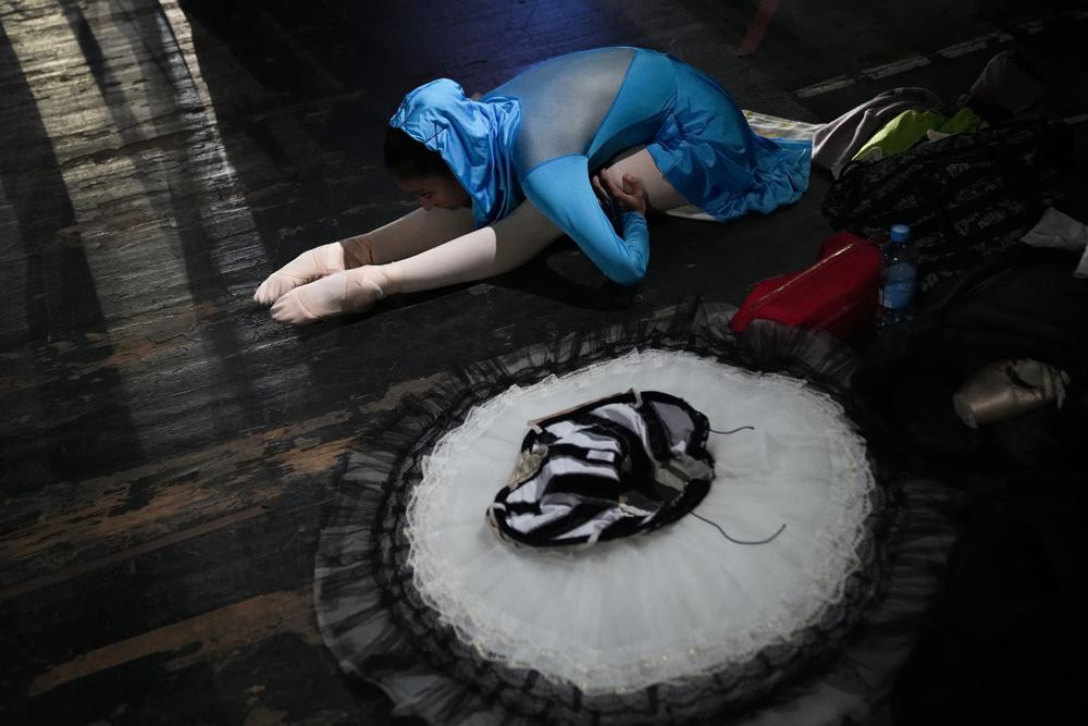 Nghệ sĩ Elina Nasyrova của Nga chờ đến lượt biểu diễn tại hậu trường Sân khấu mới của Nhà hát Bolshoi. Ảnh: AP.