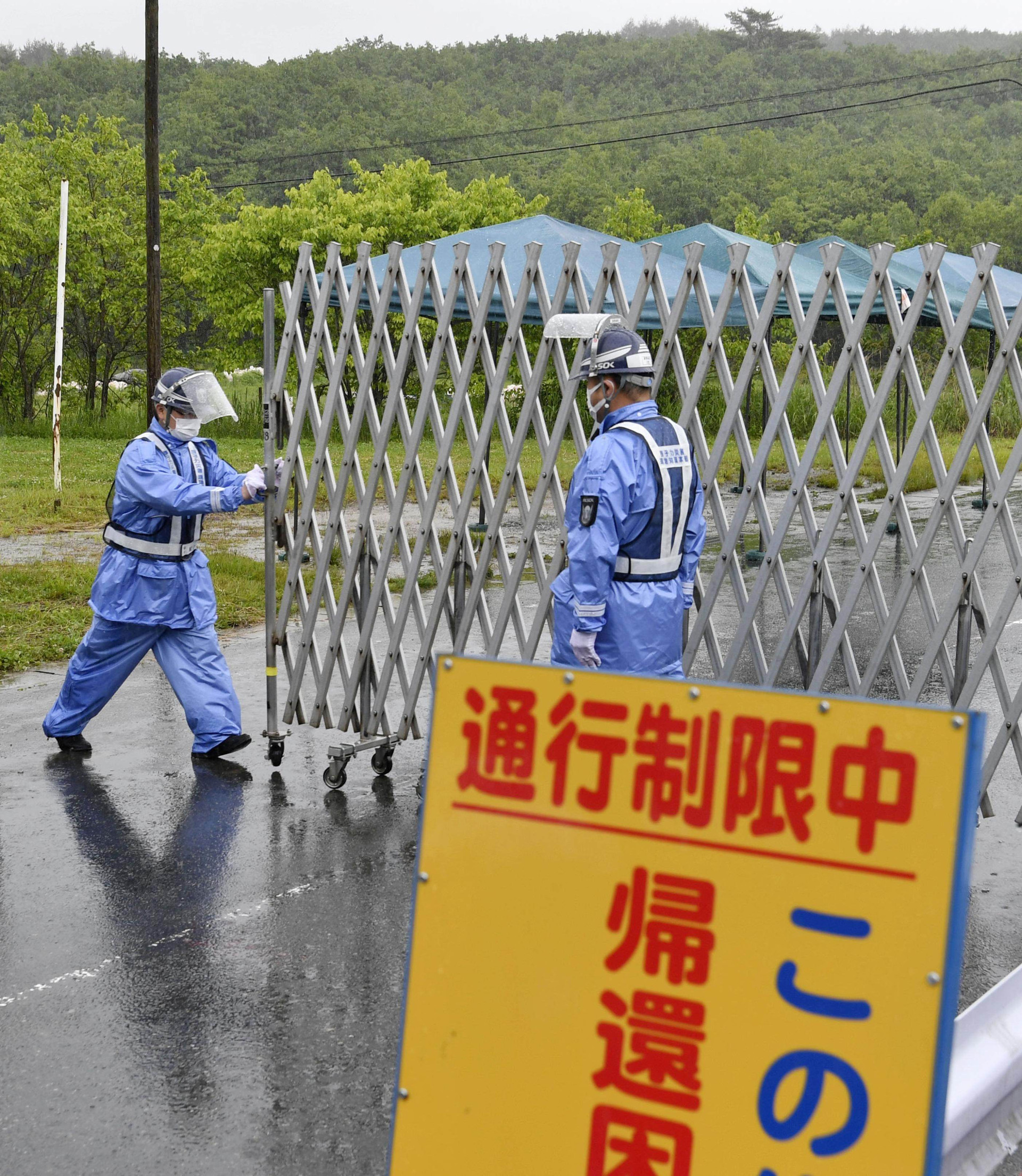 Cánh cổng chặn lối vào ở quận Noyuki, làng Katsurao được mở lại. Ảnh: CNN.