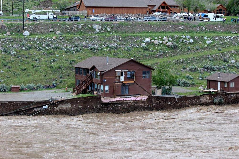 Sông Yellowstone ngập lụt đã cắt ngang bờ, đe dọa một ngôi nhà và một hầm xe ở Gardiner, Montana. Ảnh: AP.