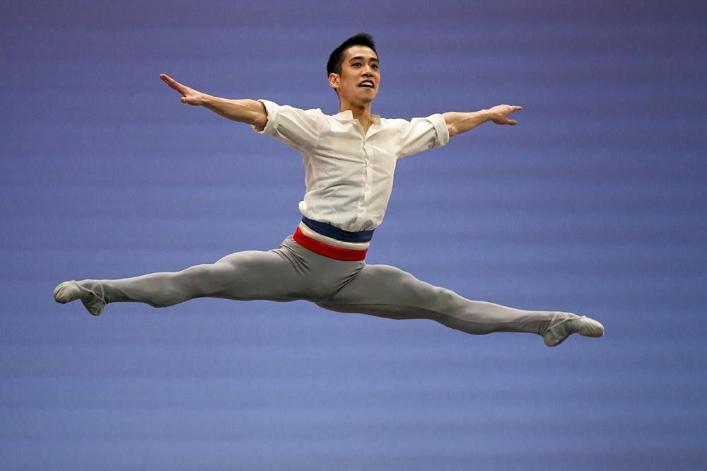 Nghệ sĩ Tomoha Terada của Nhật Bản biểu diễn trong Cuộc thi Ballet Quốc tế ở Moscow, Nga. Ảnh: AP.
