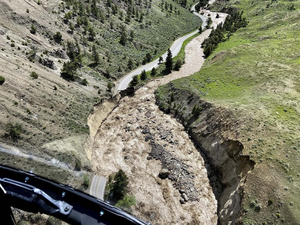 Ảnh chụp từ trên không cho thấy đường vào phía Bắc của Công viên Quốc gia Yellowstone ở Gardiner, Mont., bị ngập lụt. Ảnh: AP.