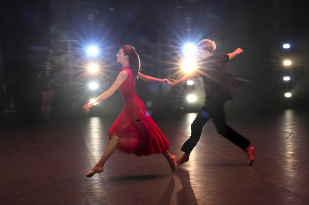 Nghệ sĩ Daria Chugunova và Lev Kopylov của Nga biểu diễn trong Cuộc thi Ballet Quốc tế ở Moscow, Nga. Ảnh: AP.