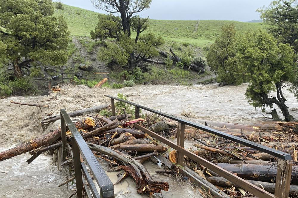 Một cây cầu bị cuốn trôi do lũ lụt tại Rescue Creek trong Công viên Quốc gia Yellowstone. Ảnh: AP.