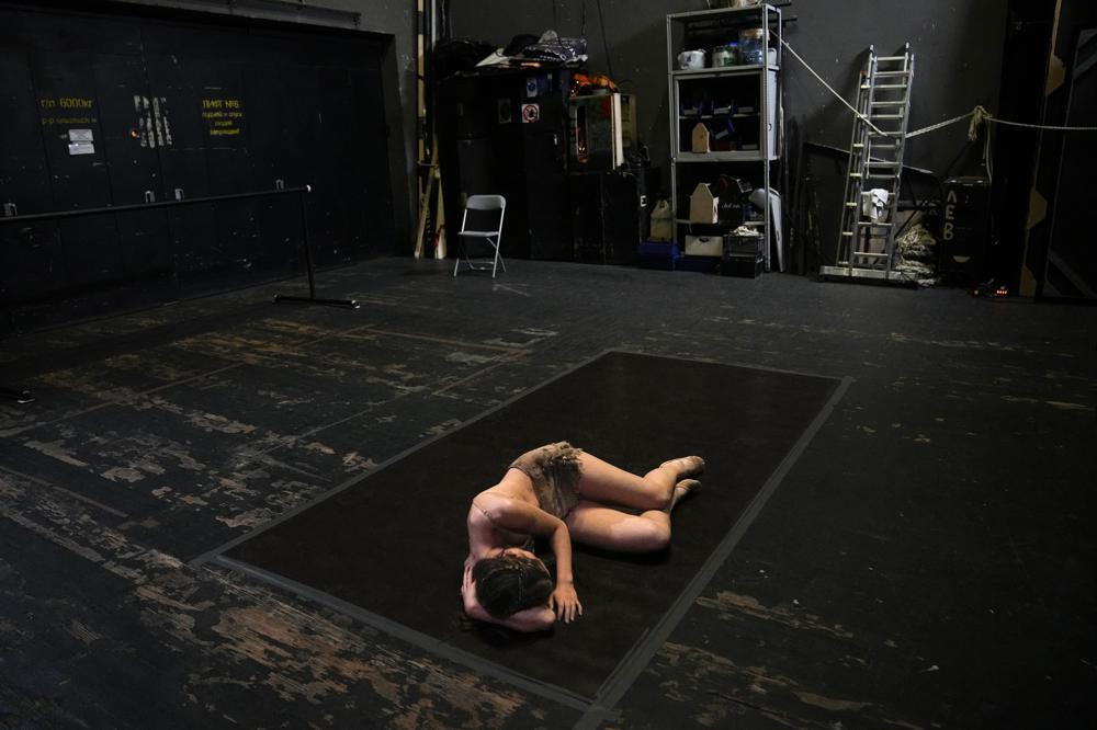 Một nghệ sĩ tham gia Cuộc thi Ballet Quốc tế ở Moscow, Nga, nghỉ ngơi ở hậu trường sau khi biểu diễn. Ảnh: AP.