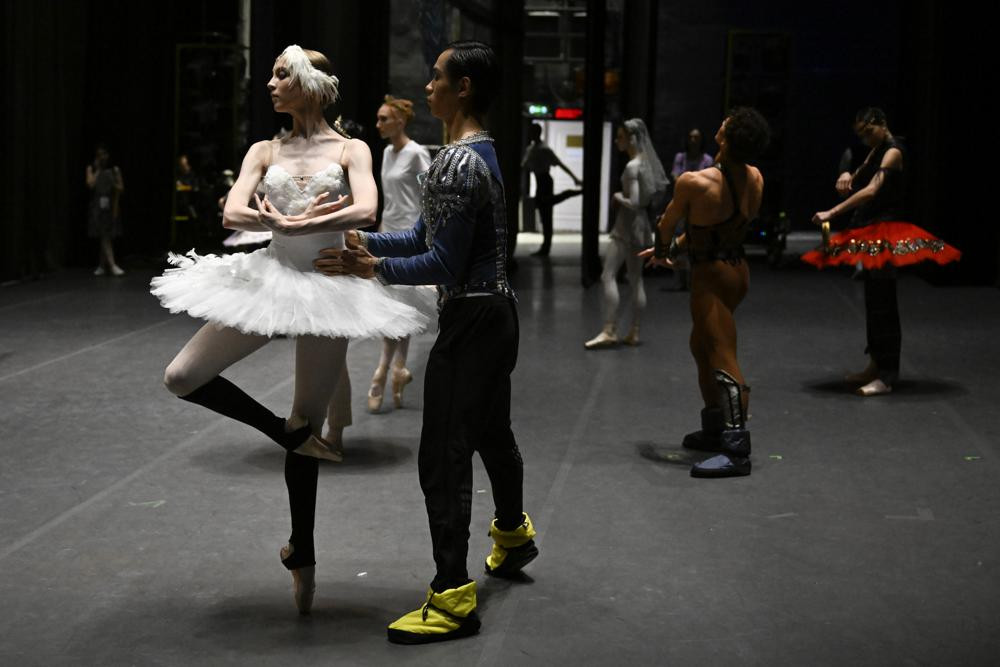 Những nghệ sĩ tham gia Cuộc thi Ballet Quốc tế khởi động tại hậu trường trước khi biểu diễn. Ảnh: AP.