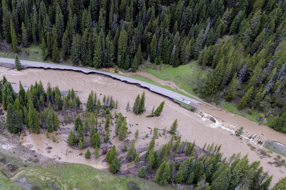 Đường vào phía Bắc Công viên Quốc gia Yellowstone bị ngập lụt. Ảnh: AP.
