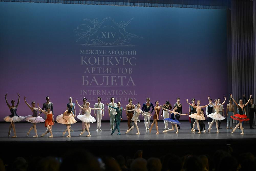Người chiến thắng Cuộc thi Ballet Quốc tế chào khán giả sau buổi biểu diễn tại Nhà hát Bolshoi ở Moscow, Nga. Ảnh: AP.